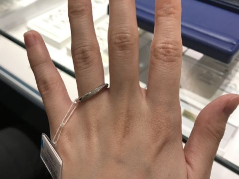 【銀座ダイヤモンドシライシの口コミ】 リングの厚みがしっかりあるため、丈夫そうな印象を持ちました。ダイヤが…