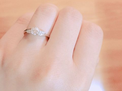 【アンジェリックフォセッテ(Angelique Fossette)の口コミ】 もともと名の知れた日本ブランドの婚約指輪を購入予定でした。試着し値段…