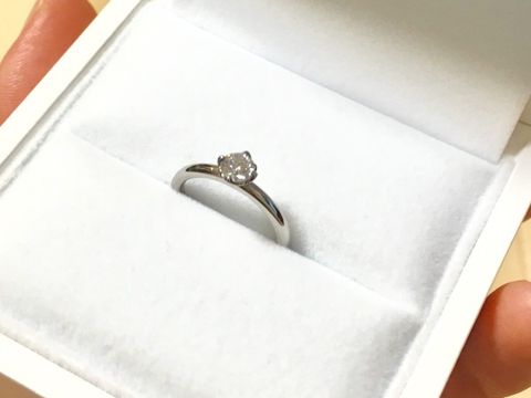 【ギンザタナカブライダル(GINZA TANAKA BRIDAL)の口コミ】 王道の一粒ダイヤの指輪を中心に探していました。その中で、花をモチーフ…