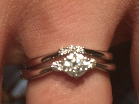 【アイプリモ(I-PRIMO)の口コミ】 過去に購入した婚約指輪とセットでつけたときに違和感がないデザインとし…