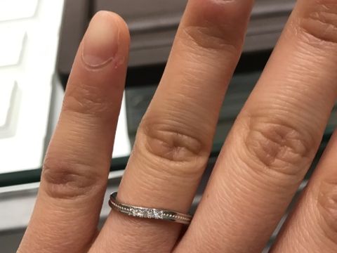 【アイプリモ(I-PRIMO)の口コミ】 小さなハートのミル打ちがすごく可愛かったです。
ダイヤモンドを挟んで一…