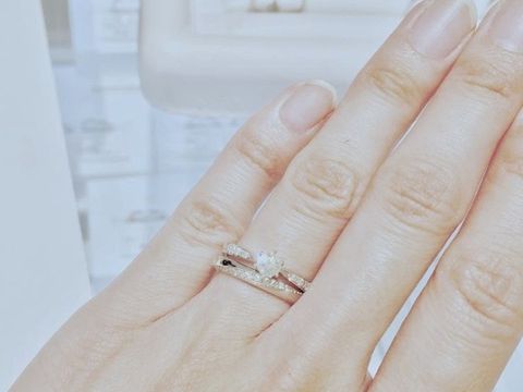 【4℃ BRIDAL(ヨンドシーブライダル)の口コミ】 種類が豊富で可愛いデザインが多いです。
ダイヤがキレイでした。
重ね付…