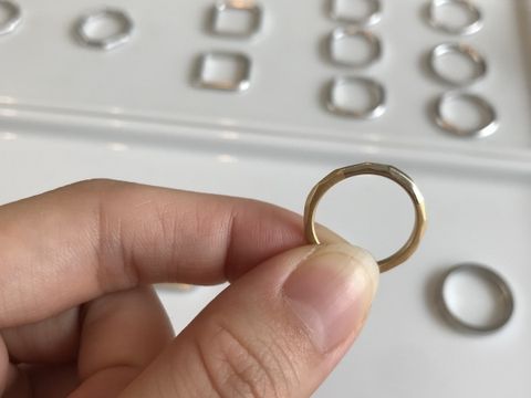 【mina.jewelry(ミナジュエリー)の口コミ】 シンプルなものを探していた私たちにはドストライクな指輪でした。シンプ…