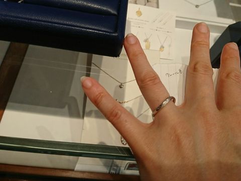 【銀座ダイヤモンドシライシの口コミ】 流れるような曲線がきれいで気に入りました。そしてイミテーションではな…