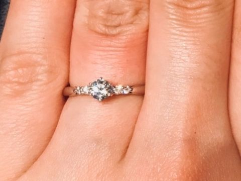 【エクセルコダイヤモンド(EXELCO DIAMOND)の口コミ】 横から見ると石座が王冠のように見えるところと、左右に２つずつついたメ…