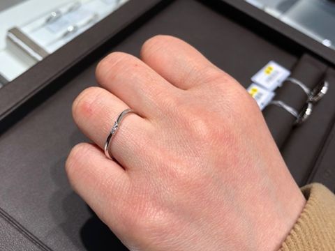 【アイプリモ(I-PRIMO)の口コミ】 指輪がとても細く、試着したら指が綺麗に見えました。中央に3つのダイヤが…