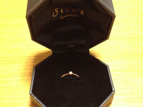 【SIENAROSE(シエナロゼ)の口コミ】 指輪が細身で、ダイヤがさりげなく光る可愛いデザイン惹かれました。結婚…
