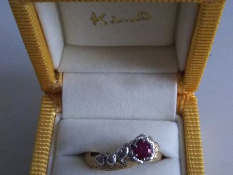 【ケイウノ ブライダル(K.UNO BRIDAL)の口コミ】 この婚約指輪は彼からサプライズでプレゼントされたものです。
彼は特別な…