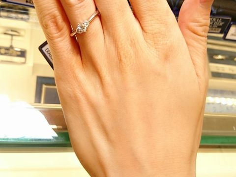 【ROYAL ASSCHER(ロイヤル・アッシャー)の口コミ】 個人的に指輪の横顔はもう少し可愛い方が好みなのですが、ダイヤモンドが…