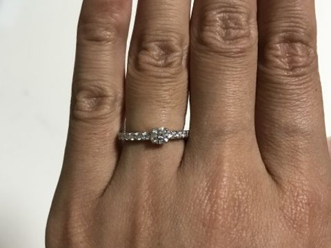 【アイプリモ(I-PRIMO)の口コミ】 わたしは1粒ダイヤのシンプルな婚約指輪が憧れでしたが、旦那さんがこんな…