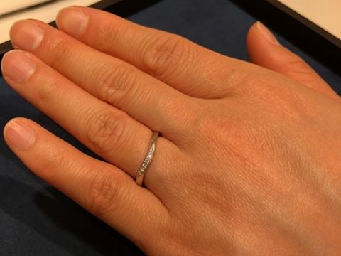 【4℃ BRIDAL(ヨンドシーブライダル)の口コミ】 派手すぎず、シンプルで上品さがあります。S字型で指に馴染みやすく、つけ…
