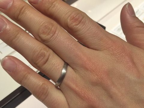 【俄(にわか)の口コミ】 こちらの指輪は睡蓮で、光沢のあるデザインとくすんだデザインとで悩みま…