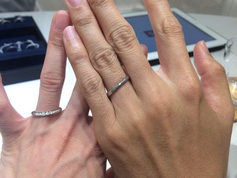 【4℃ BRIDAL(ヨンドシーブライダル)の口コミ】 女性の指輪は、片側だけにダイヤが付いているタイプのため、自分が見るの…