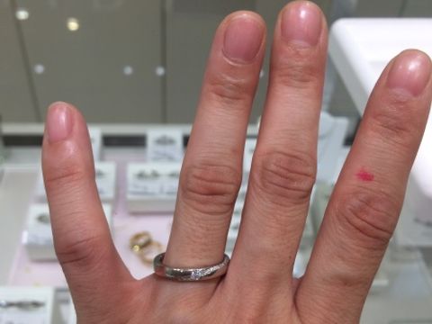 【festaria bijou SOPHIA(フェスタリア ビジュソフィア)の口コミ】 デザインが珍しく凝っていて、流れ星のように内側にもぐるっと一周ダイヤ…