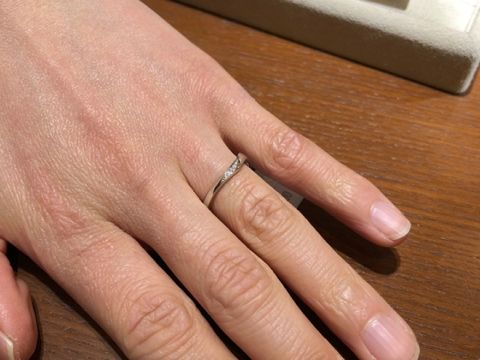 【TRECENTI(トレセンテ)の口コミ】 シンプルなデザインですが、動きがあり、とてもおしゃれです。ダイヤは埋…