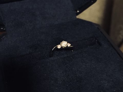 【ROYAL ASSCHER(ロイヤル・アッシャー)の口コミ】 ゆるやかなS字のカーブが上品で華やな印象を持ちました。長く人気のあるデ…