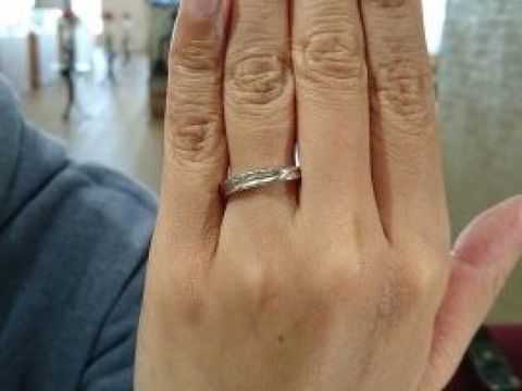 【LUCIE(ルシエ)の口コミ】 普通のPt.の、光沢のある平打リングには飽きた、面白味がない、などと考え…