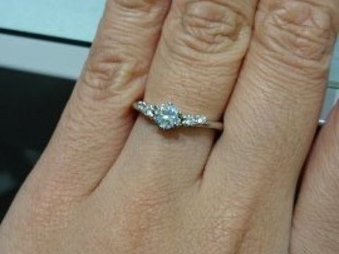 【アイプリモ(I-PRIMO)の口コミ】 指が長く綺麗に見えるＶ字のリングでした。メレも浮き上がるようにセッテ…