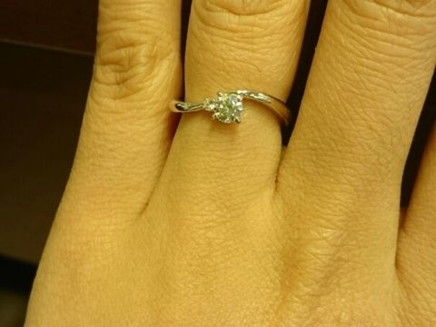 【ラザール ダイヤモンド【取扱店販売】の口コミ】 デザイン性の高い、すごくお洒落なリングでした。写真の説明でも書きまし…