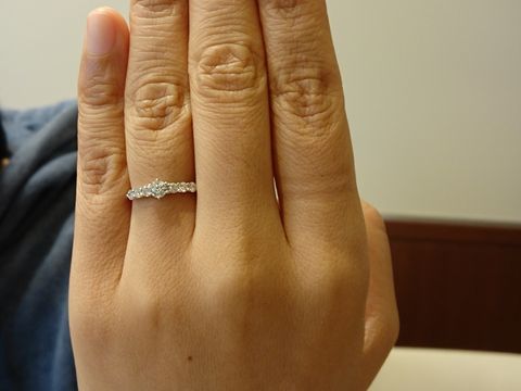 【D&D 144の口コミ】 とても可憐な、女性らしいエンゲージだと思いました。少し大きめのメレが…