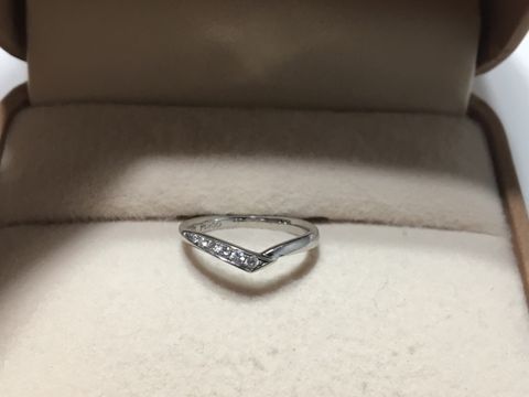【4℃ BRIDAL(ヨンドシーブライダル)の口コミ】 婚約指輪がＶ字の指輪だったので、重ねてつけた場合、綺麗に重なって見え…