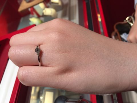 【AFFLUX(アフラックス)の口コミ】 婚約指輪はシンプルデザインですが、両側にメレダイヤがあり、華やかさが…