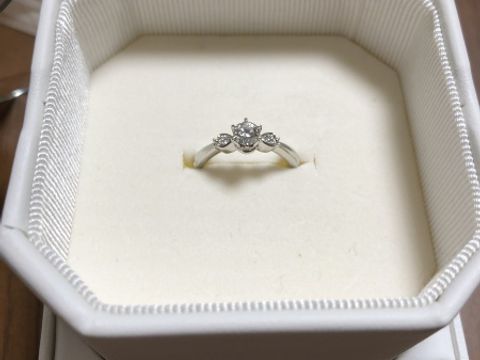 【4℃ BRIDAL(ヨンドシーブライダル)の口コミ】 婚約指輪はダイヤとデザインを選んでから特注するので、多くのデザインを…