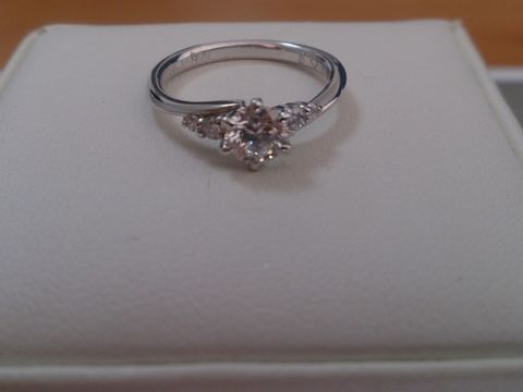 【宝寿堂(ほうじゅどう)の口コミ】 ダイヤモンド卸のお店で、低価格で豪華なダイヤモンドを購入することが出…