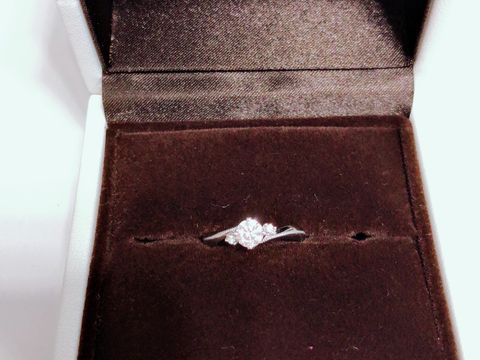 【アイプリモ(I-PRIMO)の口コミ】 華やかで可愛らしい婚約指輪を探していました。
指の関節が目立つタイプな…
