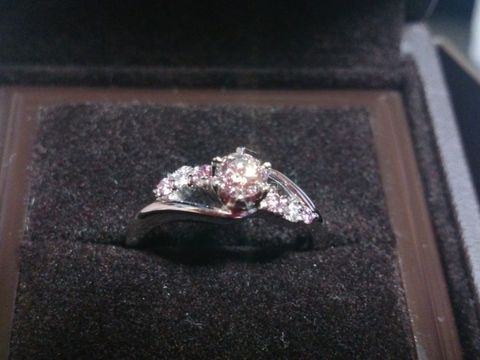 【アイプリモ(I-PRIMO)の口コミ】 私の場合は指輪のデザインを一目で夫が気に入りこれに決めました
さらに真…