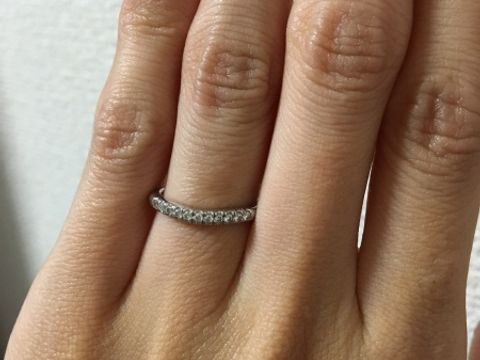 【GALA JEWELRY(ガラジュエリー)の口コミ】 1粒ダイヤの婚約指輪とセットでつけた時に綺麗に見えるよう、少しV字にな…