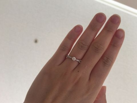 【ラザール ダイヤモンド(LAZARE DIAMOND)の口コミ】 いろんなデザイン、ブランドを見ましたが、一番シンプルかつ洗練されてい…