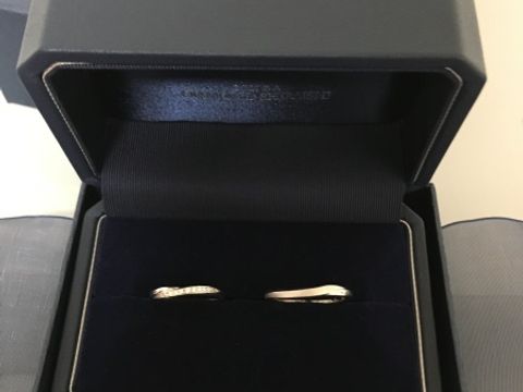 【銀座ダイヤモンドシライシの口コミ】 婚約指輪が同じシリーズで、重ね付けするとラインが合い、非常に綺麗だっ…
