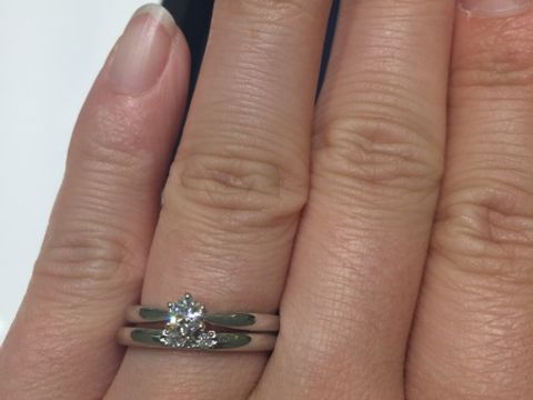 【銀座ダイヤモンドシライシの口コミ】 立て爪のシンプルなデザインを探していたのでデザインはよかったです。婚…