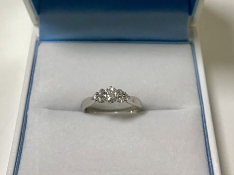 【GALA JEWELRY(ガラジュエリー)の口コミ】 結婚指輪とセットでつけられる婚約指輪を探していました。ダイヤが一つの…