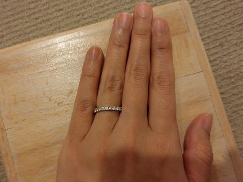 【アイプリモ(I-PRIMO)の口コミ】 婚約指輪は結婚指輪と重ねて普段からつけたかったのでハーフエタニティリ…