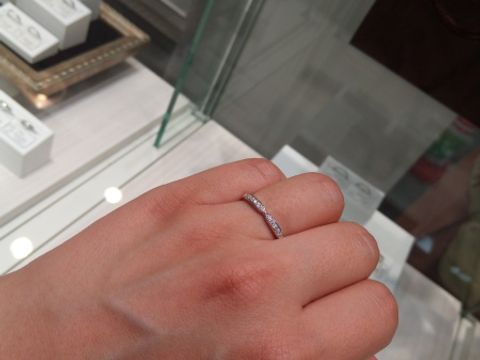 【A・D・A(エー・ディー・エー)の口コミ】 種類が豊富でした。
漠然と『結婚指輪はエタニティリングがいい！！』と思…