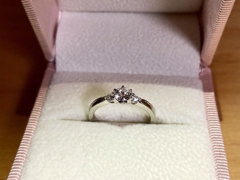 【Love Bond(ラブボンド)の口コミ】 リボンを結んだような中心を絞った形と、ミル打ちのデザインがとてもかわ…