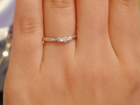 【アンジェリックフォセッテ(Angelique Fossette)の口コミ】 すっごい可愛い‼
細身のユルいUの形のリングで
指がほっそり見えます。
肉…