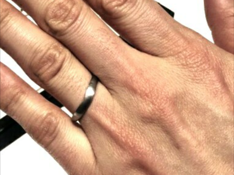 【俄(にわか)の口コミ】 こちらの指輪は長閑で、光沢のあるデザインとくすんだデザインとで悩みま…