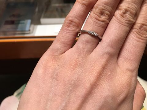 【銀座ダイヤモンドシライシの口コミ】 指輪の種類が多くて、ストレート、ブイライン、ウェーブから満遍なくオス…