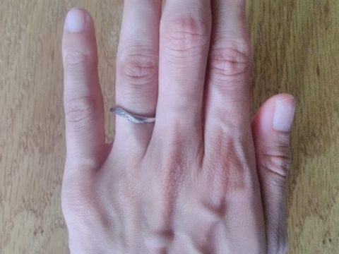 【Pink Dolphin Diamond(ピンクドルフィンダイヤモンド)の口コミ】 ピンクのダイヤが気に入って購入しました。
指輪の内側にイルカが刻印され…