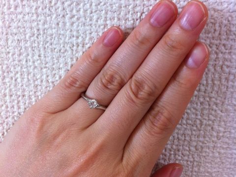 【銀座ダイヤモンドシライシの口コミ】 婚約指輪はシンプルなダイアモンドのものがよかったので、ダイアモンドの…