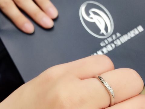 【銀座ダイヤモンドシライシの口コミ】 長く使うものなので飽きの来ないシンプルなデザインで、一生輝きが変わら…