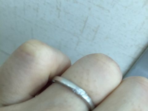 【アイプリモ(I-PRIMO)の口コミ】 シンプルですが、よく見ると斜めにダイヤモンドが5個埋め込まれているオシ…