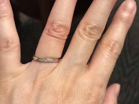 【銀座ダイヤモンドシライシの口コミ】 シンプルなデザインの指輪だけれどダイヤモンドの存在もさりげなく、でも…