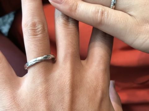 【エクセルコダイヤモンド(EXELCO DIAMOND)の口コミ】 右肩上がりに入っているダイヤが、縁起が良いとされているそうです。
また…