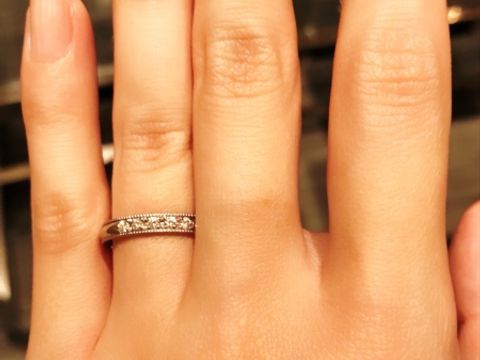 【モニッケンダム(MONNICKENDAM)の口コミ】 ミル打ちでアンティークな感じが可愛いです。メレダイヤがとても綺麗で5つ…