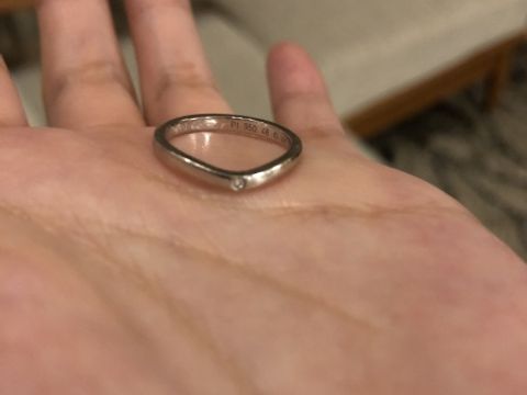 【カルティエ(Cartier)の口コミ】 男性、女性ともにVラインでとても綺麗です。
女性の指輪は小さなダイヤが3…