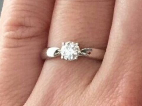 【ティファニー(Tiffany & Co.)の口コミ】 シンプルなデザインと、控えめな爪のつきかたでしょうか。リング自体が中…